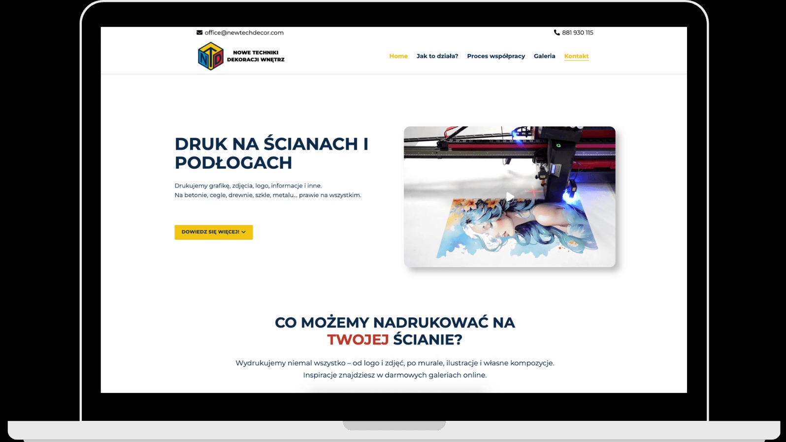 Strona internetowa firmy drukującej na ścianach i podłogach, z nagłówkiem 'Druk na ścianach i podłogach' i drukarką w trakcie pracy.