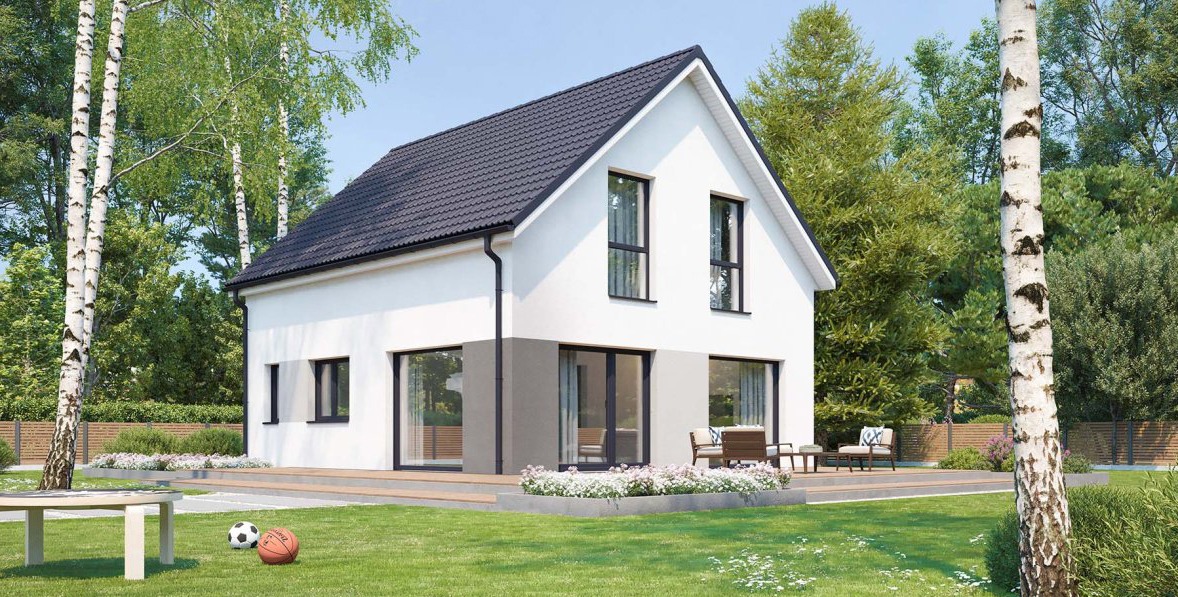 Wizualizacja nowoczesnego, dwukondygnacyjnego domu z ciemną dachówką, białymi ścianami i szarą bazą, otoczonego zielenią, z tarasem wyposażonym w meble ogrodowe i placem zabaw z piłką do koszykówki...