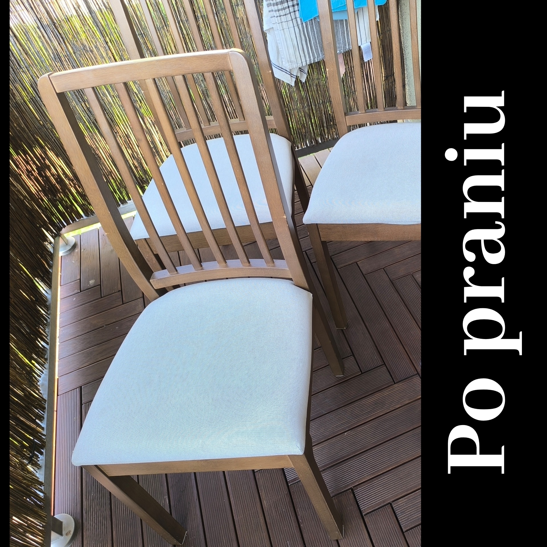 Dwa drewniane krzesła ogrodowe z jasnymi poduszkami na brązowym drewnianym tarasie, widoczne z góry, z bambusową osłoną w tle.