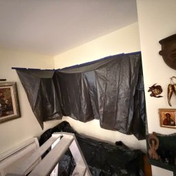 KLIMAZEN SPÓŁKA Z OGRANICZONĄ ODPOWIEDZIALNOŚCIĄ - Przygotowanie do montażu w Łodzi: klimatyzator zabezpieczony folią i taśmą malarską, drabina oparta o ścianę. Ochrona przed zabrudzeniami.