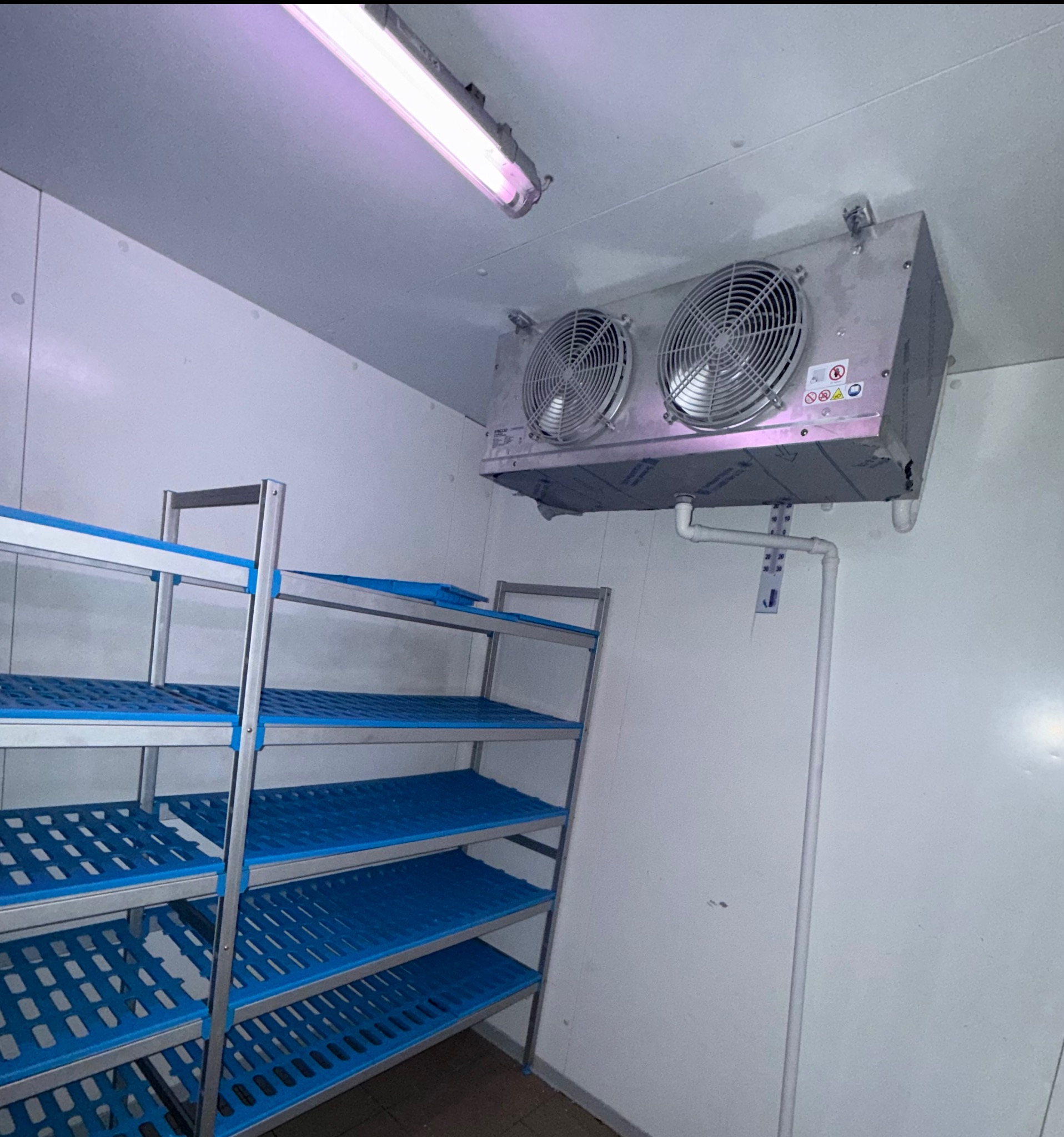 Nowa chłodnia w sklepie mięsnym