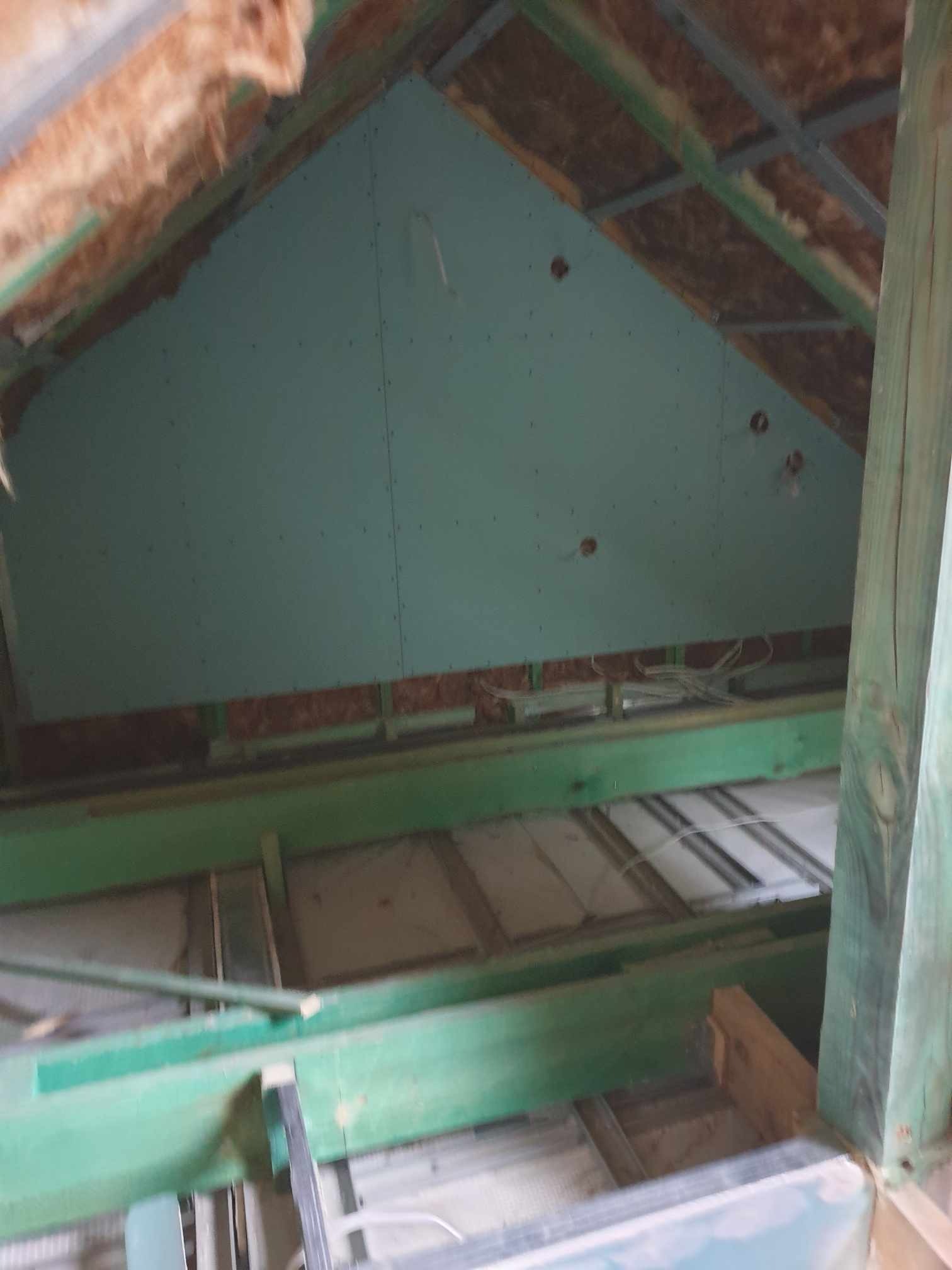 Montaż zielonej płyty karton gips na poddaszu w Bielsku Podlaskim, widoczne drewniane belki konstrukcyjne i izolacja.