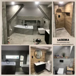 Stylowa łazienka na poddaszu z szarymi płytkami imitującymi marmur, czarną armaturą i drewnianymi akcentami. Widoczna wanna, kabina prysznicowa i umywalka z okrągłym lustrem.