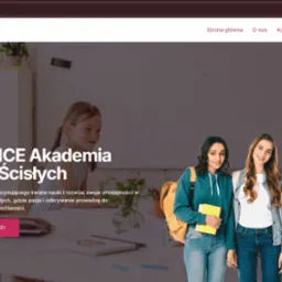 Strona internetowa Akademii Nauk Ścisłych z widocznym logo, menu nawigacyjnym i zdjęciem grupowym uczniów na tle sali lekcyjnej.