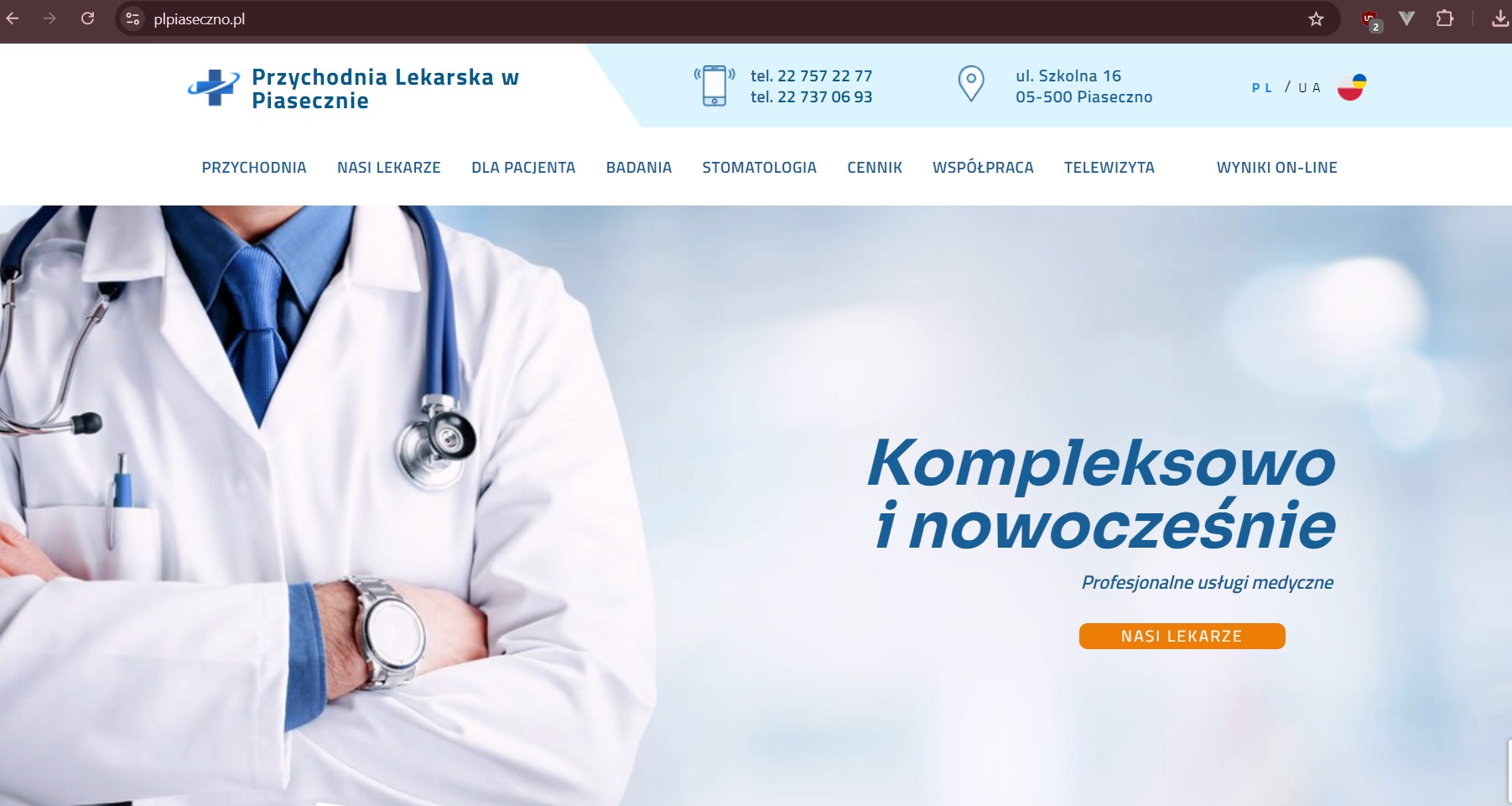 Strona internetowa przychodni lekarskiej plpiaseczno.pl z widocznym lekarzem w białym fartuchu i stetoskopem na pierwszym planie, skrzyżowane ręce, na nadgarstku zegarek.