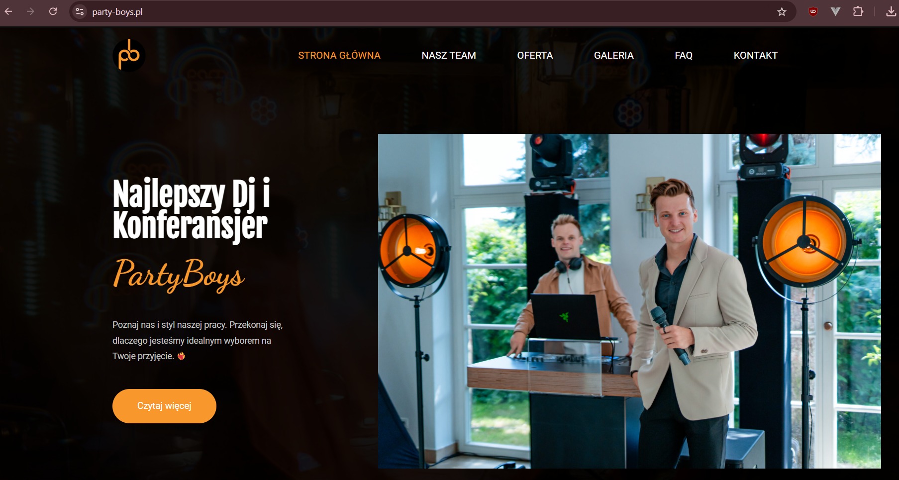 Ekran strony internetowej party-boys.pl z dwoma konferansjerami/DJ-ami, jeden trzyma mikrofon, drugi stoi za laptopem, w tle sprzęt nagłośnieniowy i oświetleniowy.