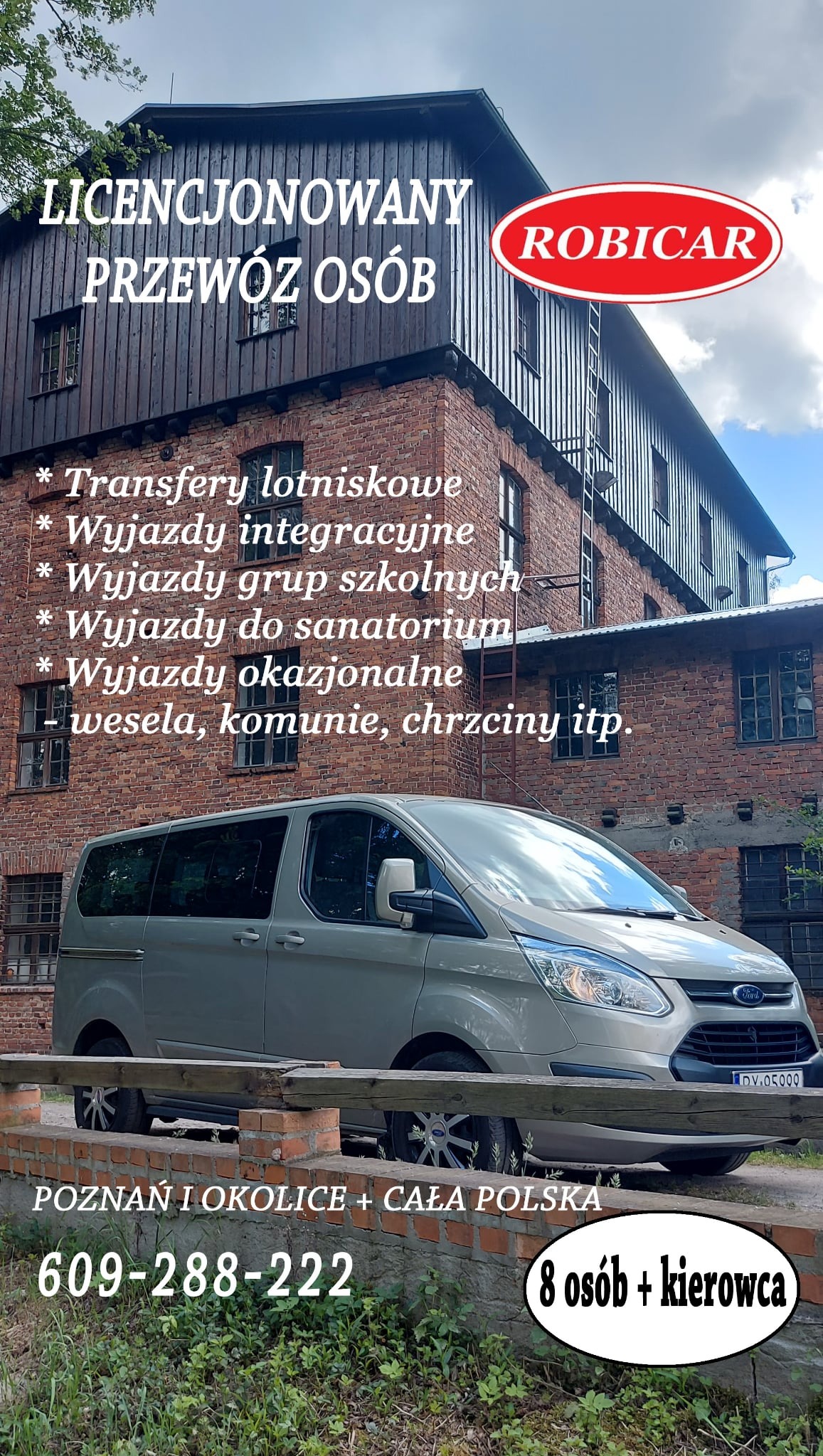 Szary van Ford z napisem '8 osób + kierowca' na tle ceglanego budynku z informacją o transferach lotniskowych i wyjazdach okazjonalnych w Poznaniu i całej Polsce.