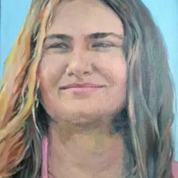 Olejny portret kobiety z długimi włosami na błękitnym tle, widoczne pociągnięcia pędzla i faktura płótna.