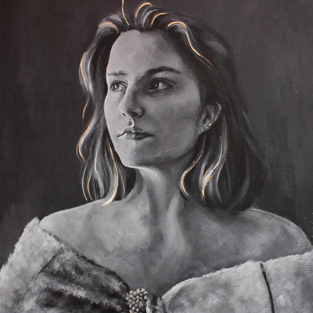 Czarno-biały portret kobiety z subtelnymi złotymi akcentami we włosach i na biżuterii, namalowany na płótnie.