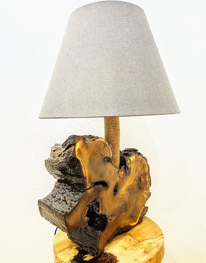 Lampa stojąca z podstawą z surowego drewna z widocznymi słojami, abażur szary, owinięty sznurkiem.