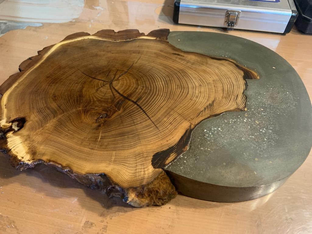 Plaster drzewa połączony z betonem architektonicznym