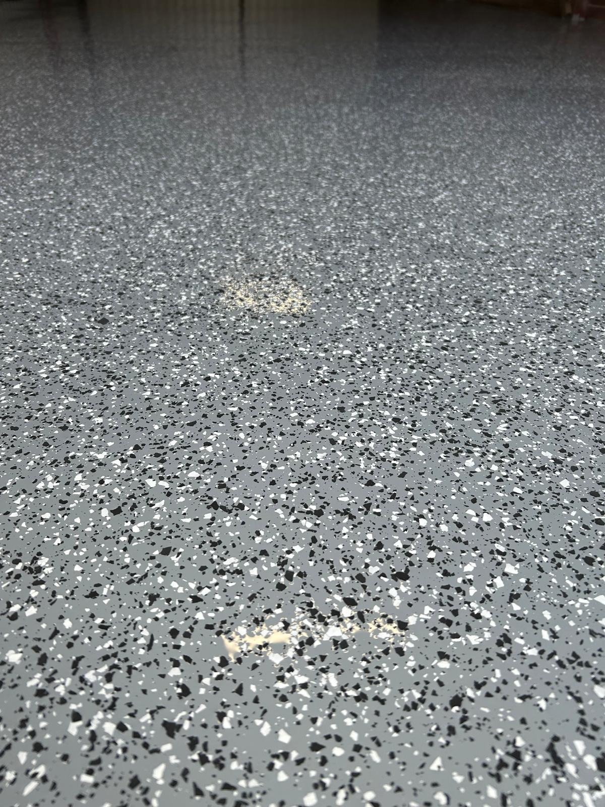 Posadzka epoksydowa z częściowym zasypem płatkami dekoracyjnymi
