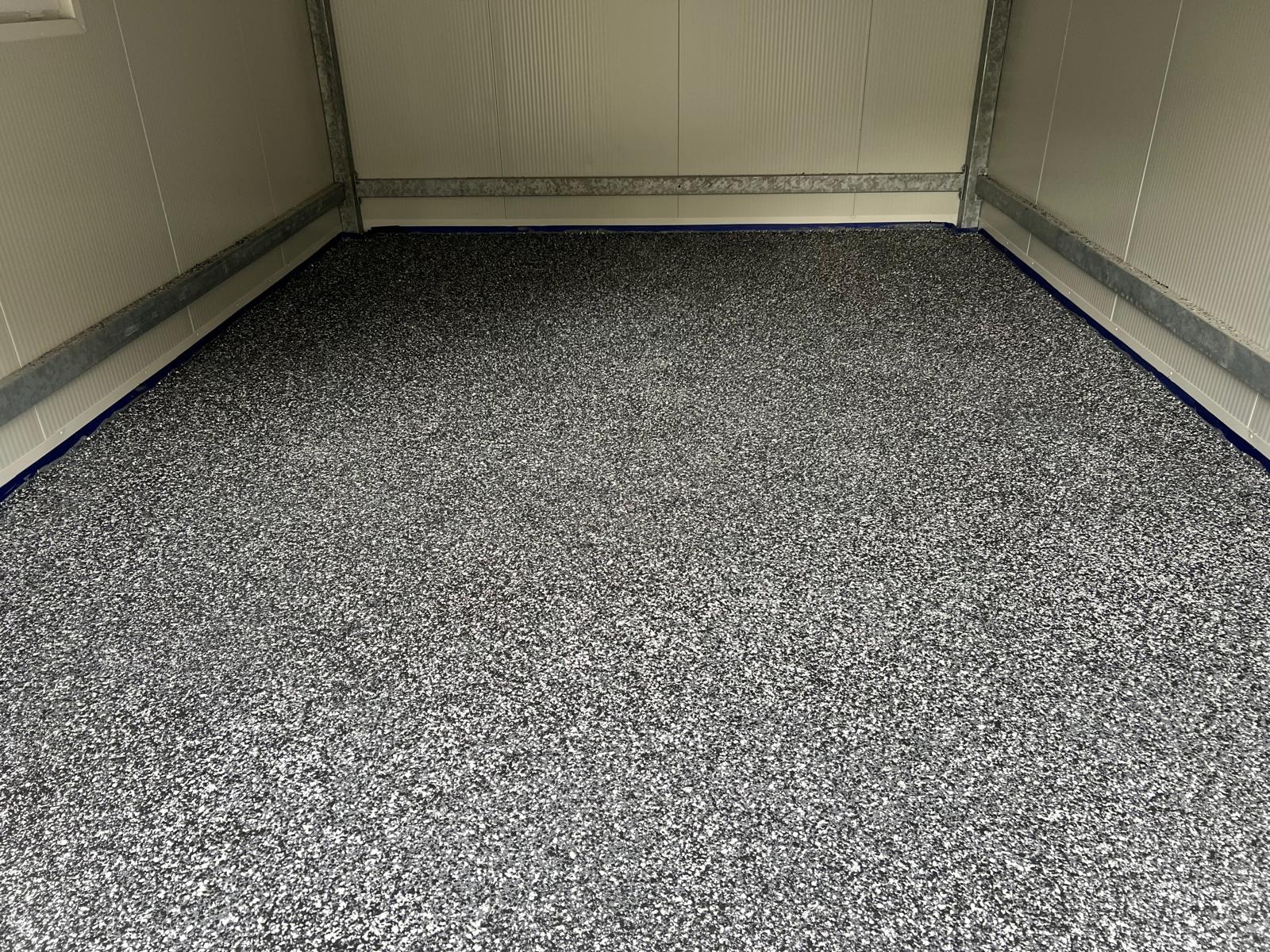 posadzka epoksydowa z zasypem płatków dekoracyjnych