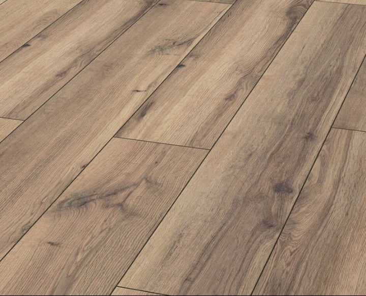 Ułożone panele podłogowe w odcieniach jasnego brązu z wyraźnym rysunkiem drewna, widoczne łączenia między panelami, ułożone pod kątem.