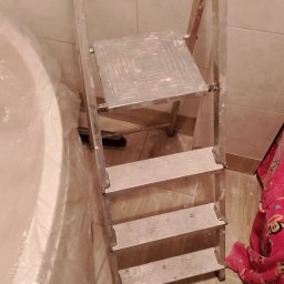 Łazienka robiona prywatnie. Układanie płytek, malowanie ścian.