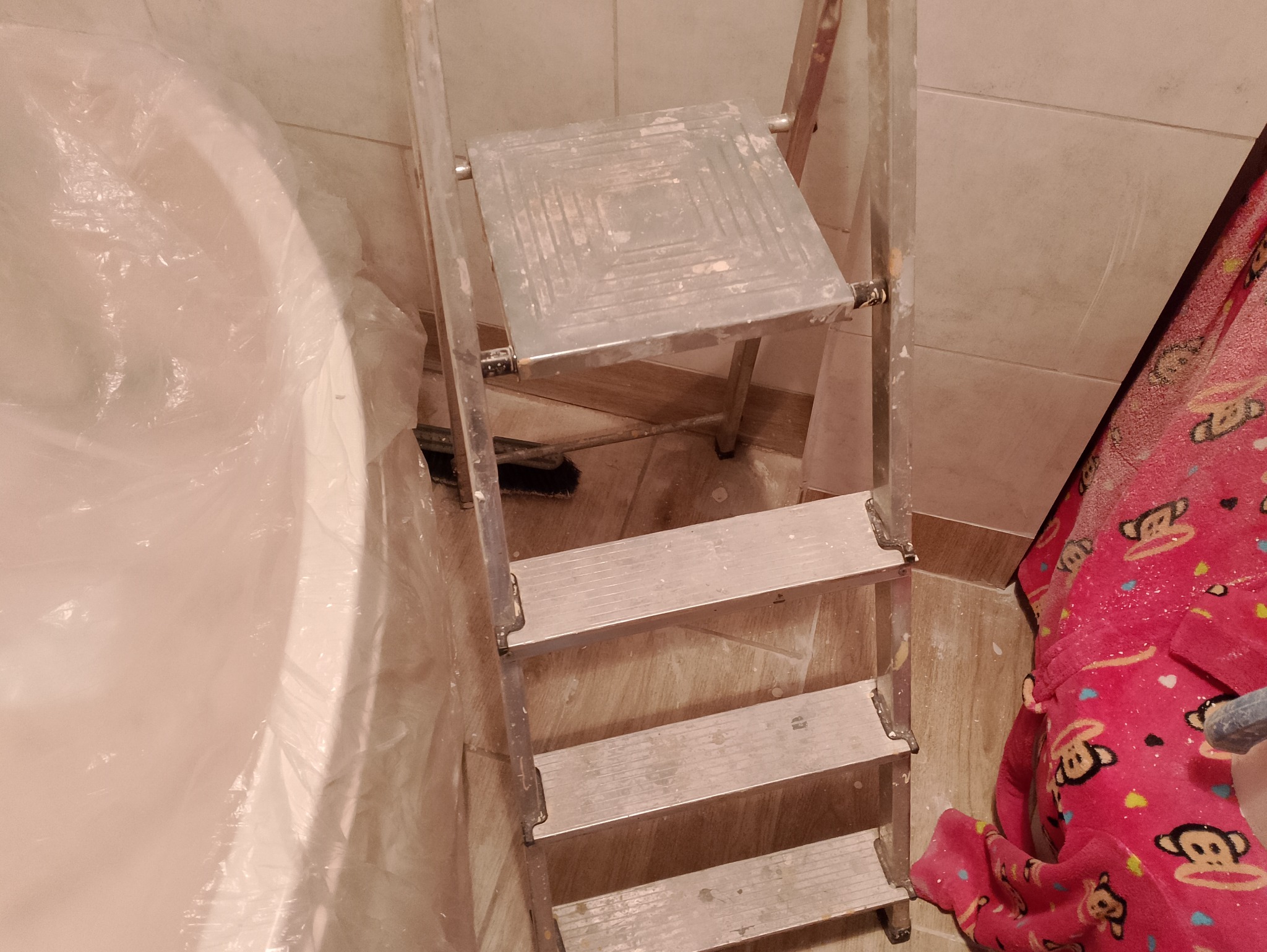 Łazienka robiona prywatnie. Układanie płytek, malowanie ścian.