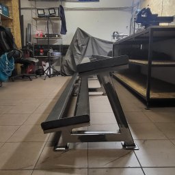 LIONTECH Jakub Kiedrowski - Metalowa konstrukcja w warsztacie w Koszalinie, widok z niskiej perspektywy, surowe wykończenie, w tle narzędzia i materiały.