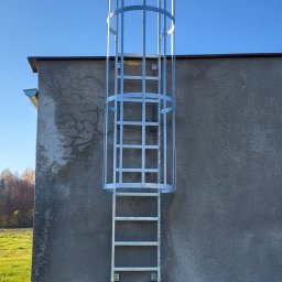 Realizacja dla firmy produkcyjnej: montaż nowych drabin ppoż. oraz modernizacja starych (wymiana koszy, przyłącza do węży, poprawa stabilności). Prace na wysokościach i dachach zapewniły pełne bezpieczeństwo oraz dostęp dla służb ratunkowych.