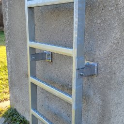 Realizacja dla firmy produkcyjnej: montaż nowych drabin ppoż. oraz modernizacja starych (wymiana koszy, przyłącza do węży, poprawa stabilności). Prace na wysokościach i dachach zapewniły pełne bezpieczeństwo oraz dostęp dla służb ratunkowych.