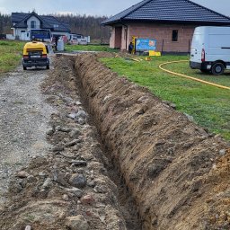 Met-Bud - Wykop pod fundamenty na działce z częściowo wybudowanym domem z bloczków.