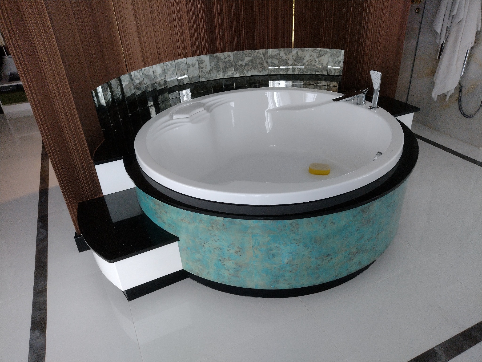 Fornirowana zabudowa wanny