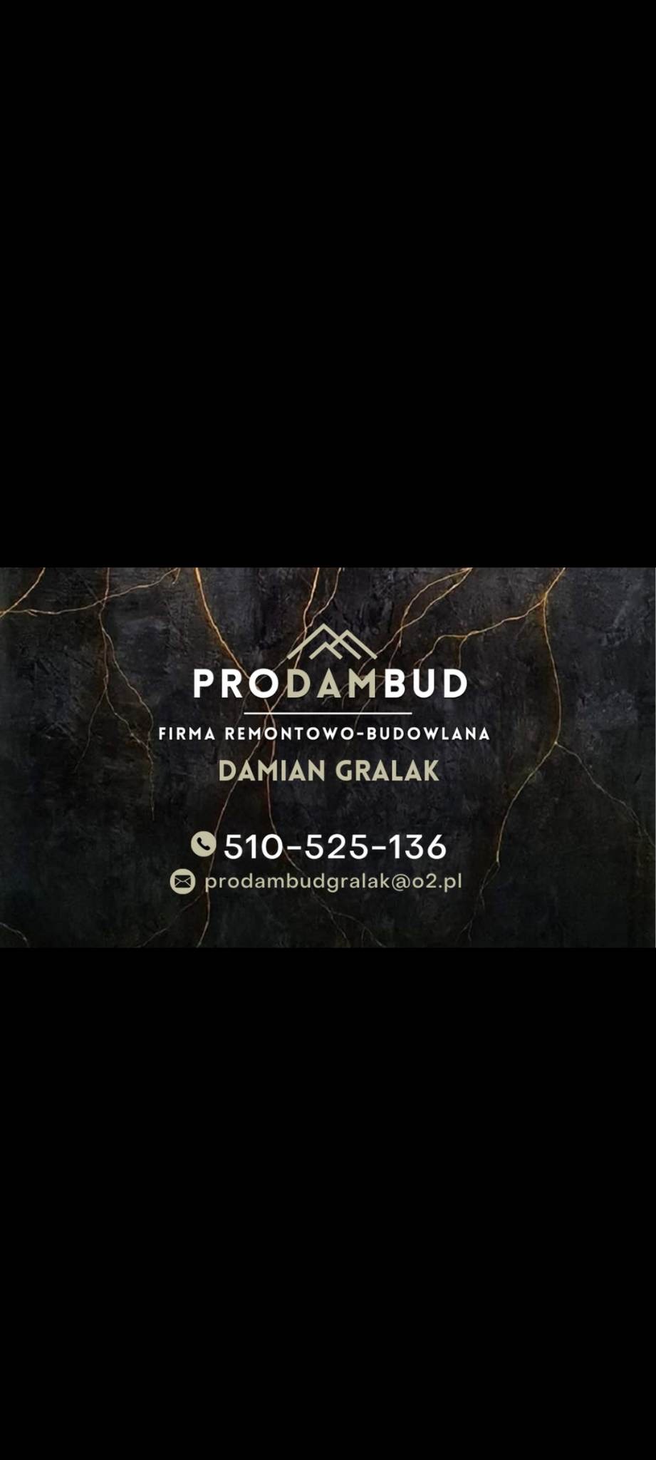 Wizytówka firmy remontowo-budowlanej PRODAMBUD Damiana Gralaka na tle marmuru z złotymi żyłami, z numerem telefonu i adresem e-mail.