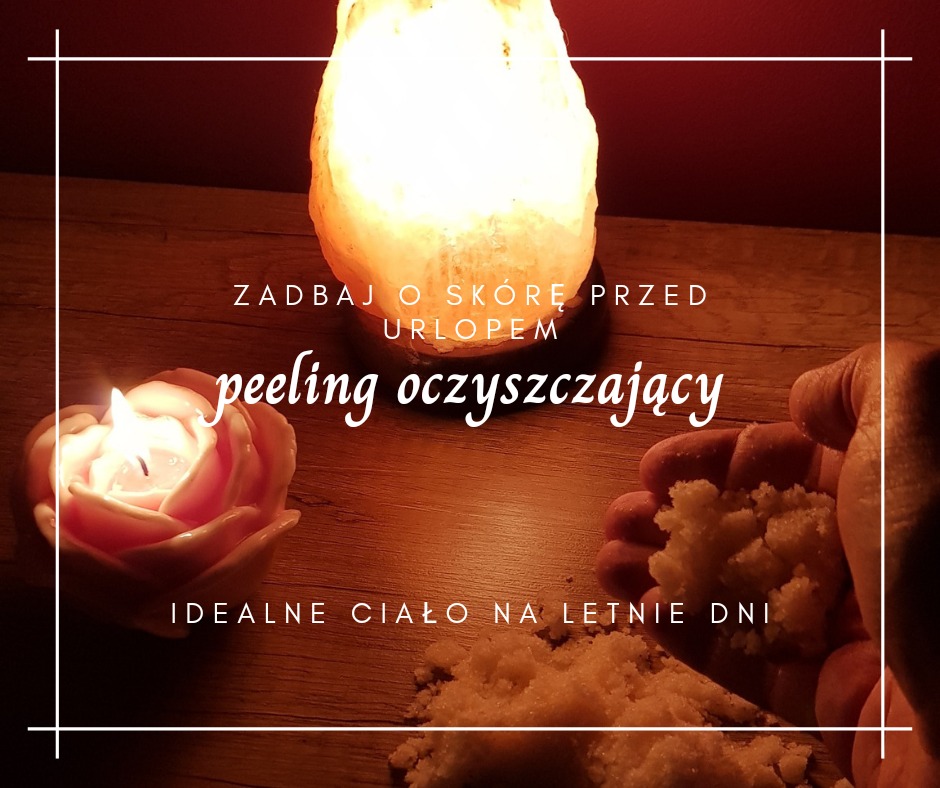 Peeling oczyszczający w dłoni, obok świeca w kształcie róży i lampa solna, na drewnianym stole, w tle napis 'Zadbaj o skórę przed urlopem' i 'Idealne ciało na letnie dni'.