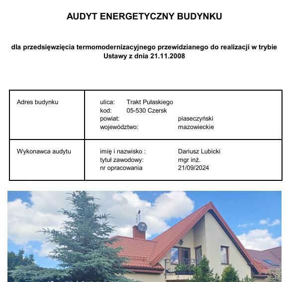 Dokument audytu energetycznego budynku z adresem i danymi wykonawcy, na tle zdjęcia domu z czerwoną dachówką i zielonymi drzewami.