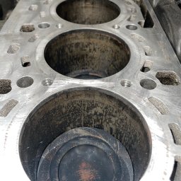 MB Rescue&Care - Blok silnika z widocznymi cylindrami i tłokiem, ślady zużycia widoczne na powierzchniach.