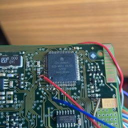 MB Rescue&Care - Zbliżenie na płytkę drukowaną z układem scalonym Xc511029cfu, widoczne przewody lutowane do pinów układu, elementy elektroniczne i ścieżki.