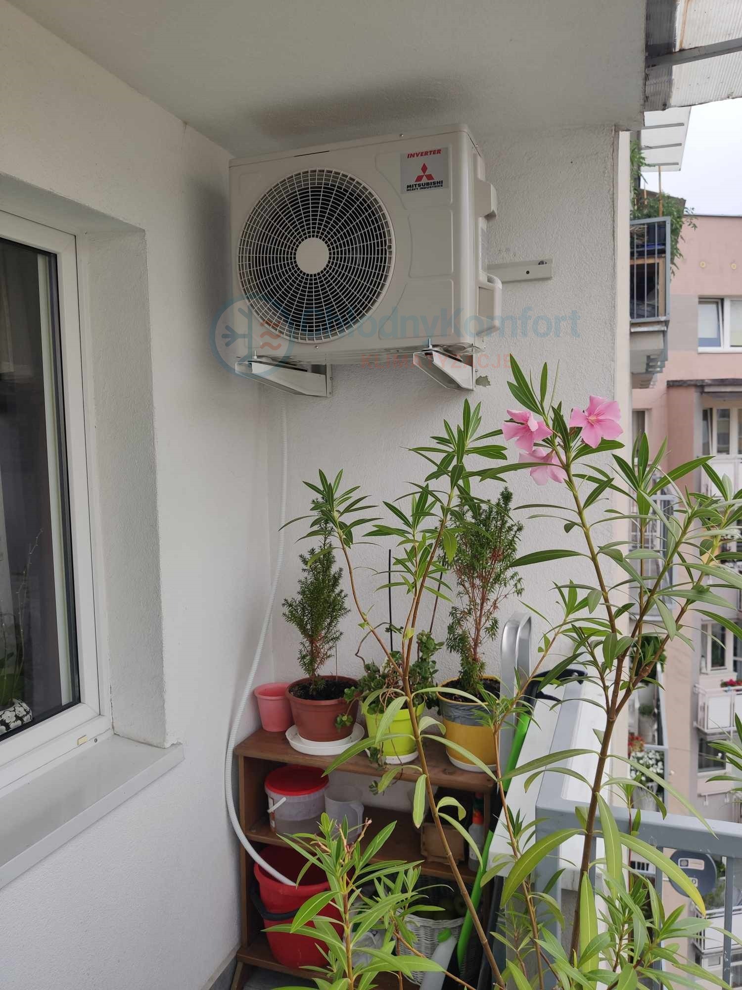 Zainstalowany agregat Mitsubishi.