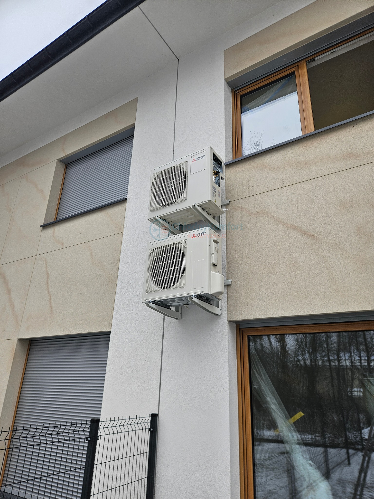 Dwa agregaty klimatyzacji Mitsubishi.
