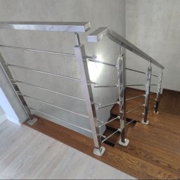 KAM-Weld KAMIL DOROSZ - Nowoczesna balustrada schodowa ze stali nierdzewnej z poziomymi wypełnieniami, zamontowana na drewnianych schodach z ciemnego drewna, widok z góry.