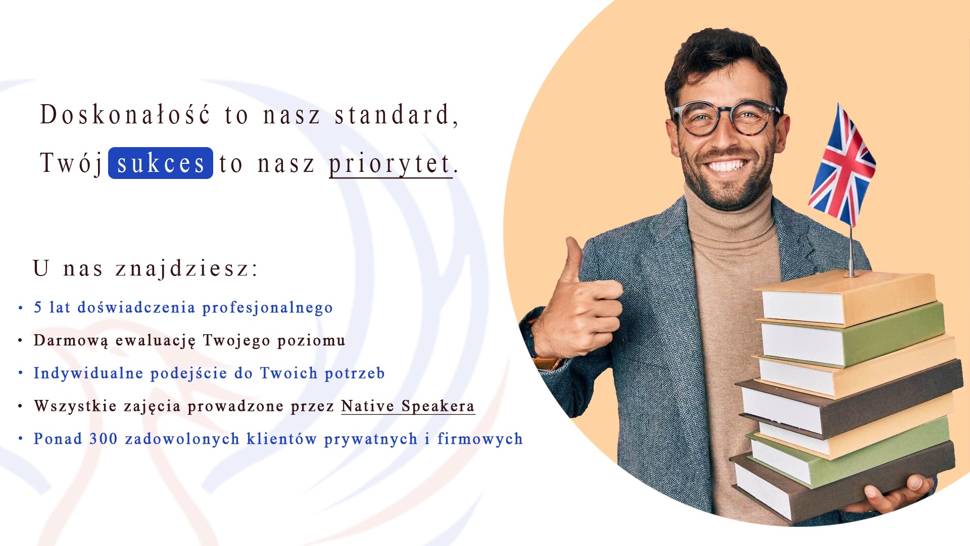 Uśmiechnięty mężczyzna w okularach trzyma stos książek z wbitą flagą Wielkiej Brytanii, kciuk w górę, w tle tekst reklamowy szkoły językowej.