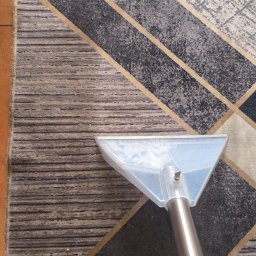 Clean House Jaworski Przemysław - Czyszczenie wzorzystego dywanu metodą ekstrakcyjną z użyciem przezroczystej dyszy z metalową rurą.
