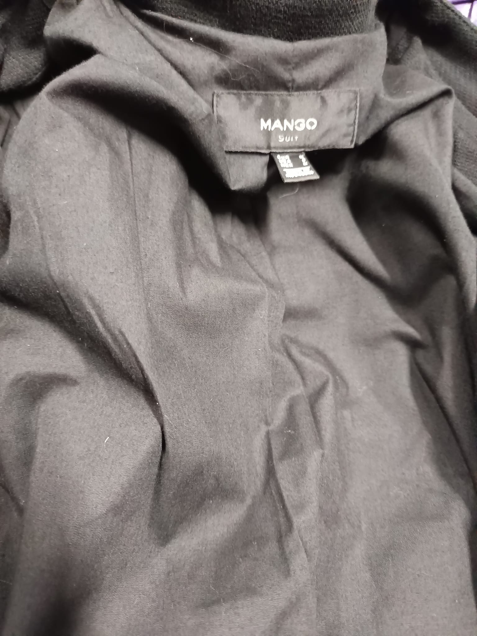 Wnętrze czarnej marynarki z widoczną metką marki Mango Suit.