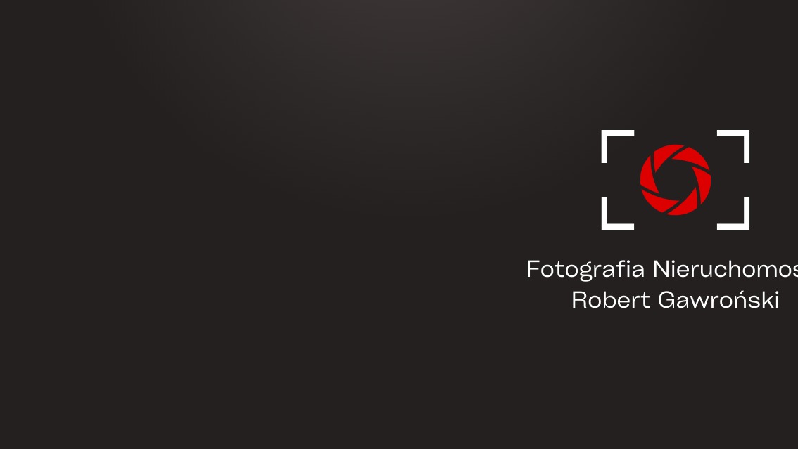 Logo firmy fotograficznej Robert Gawroński specjalizującej się w fotografii nieruchomości, z czerwonym symbolem przysłony w białym kwadracie na ciemnoszarym tle.