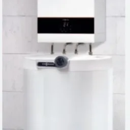 Nowoczesny, biały piec gazowy kondensacyjny z zasobnikiem ciepłej wody, zamontowany na tle jasnych płytek ceramicznych.