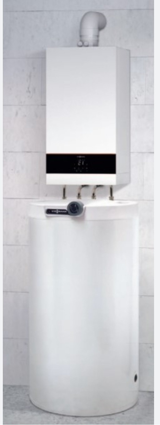 Nowoczesny, biały piec gazowy kondensacyjny z zasobnikiem ciepłej wody, zamontowany na tle jasnych płytek ceramicznych.