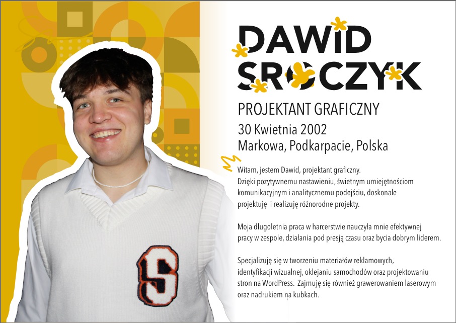 Portret uśmiechniętego projektanta graficznego Dawida Sroczyka na tle z geometrycznymi wzorami i informacjami o jego specjalizacji.