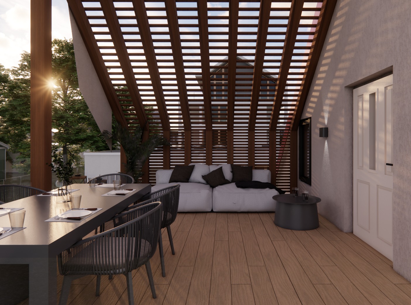 Zadaszony taras z drewnianą pergolą, stołem jadalnym i sofą wypoczynkową, oświetlony promieniami słońca, z widokiem na zieleń.