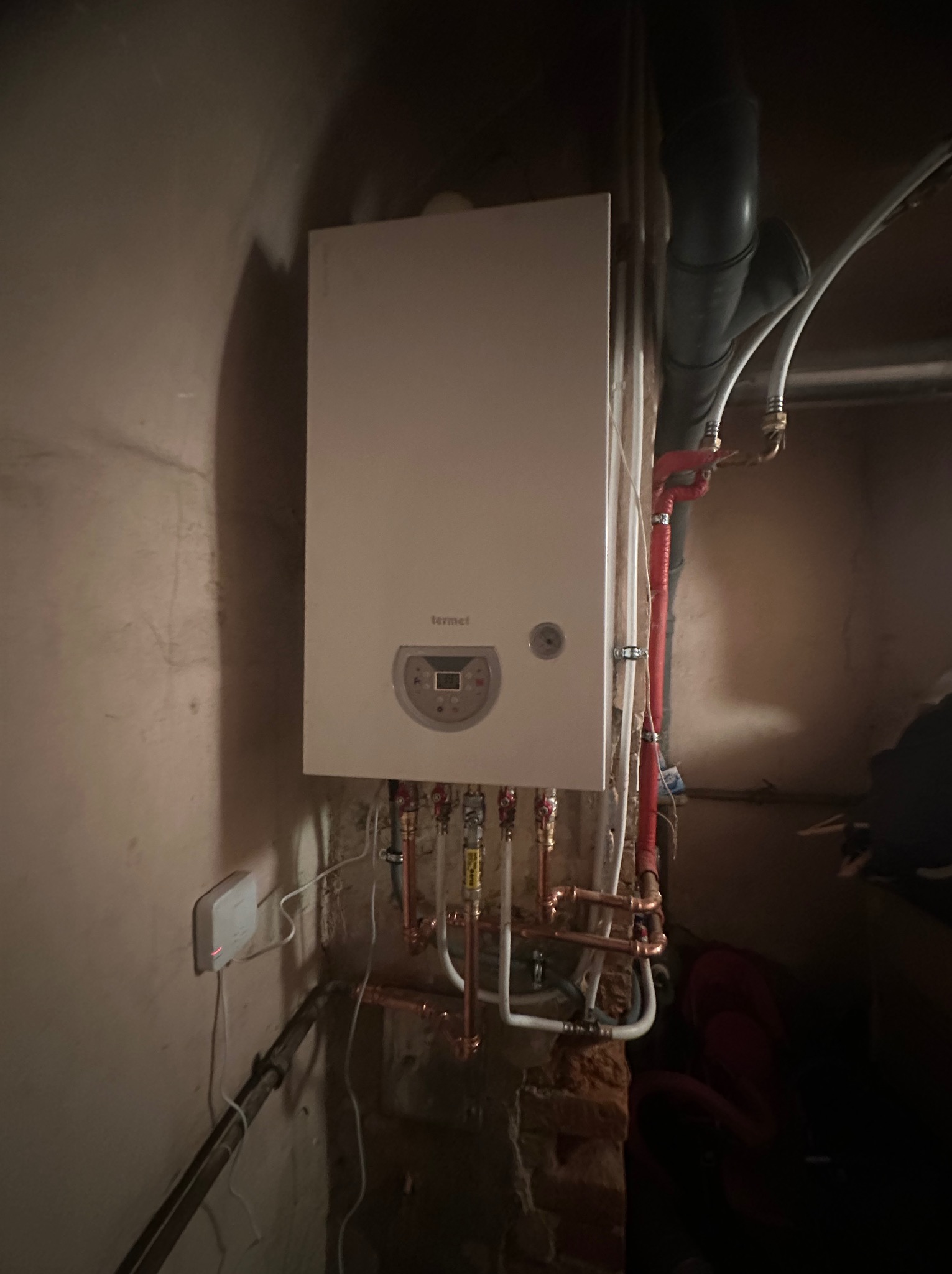 Przerobione podejścia pod nowy kocioł kondensacyjny wraz z wkładem kominowym