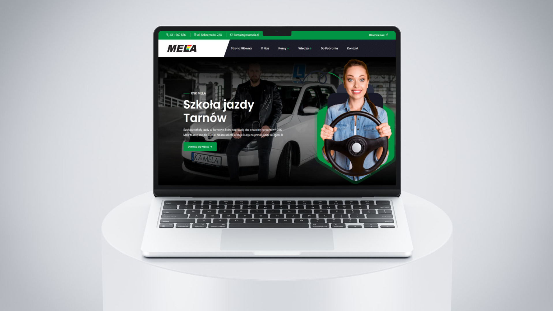 Laptop wyświetlający stronę internetową szkoły jazdy OSK Mela z Tarnowa, z uśmiechniętą kobietą trzymającą kierownicę na ekranie.