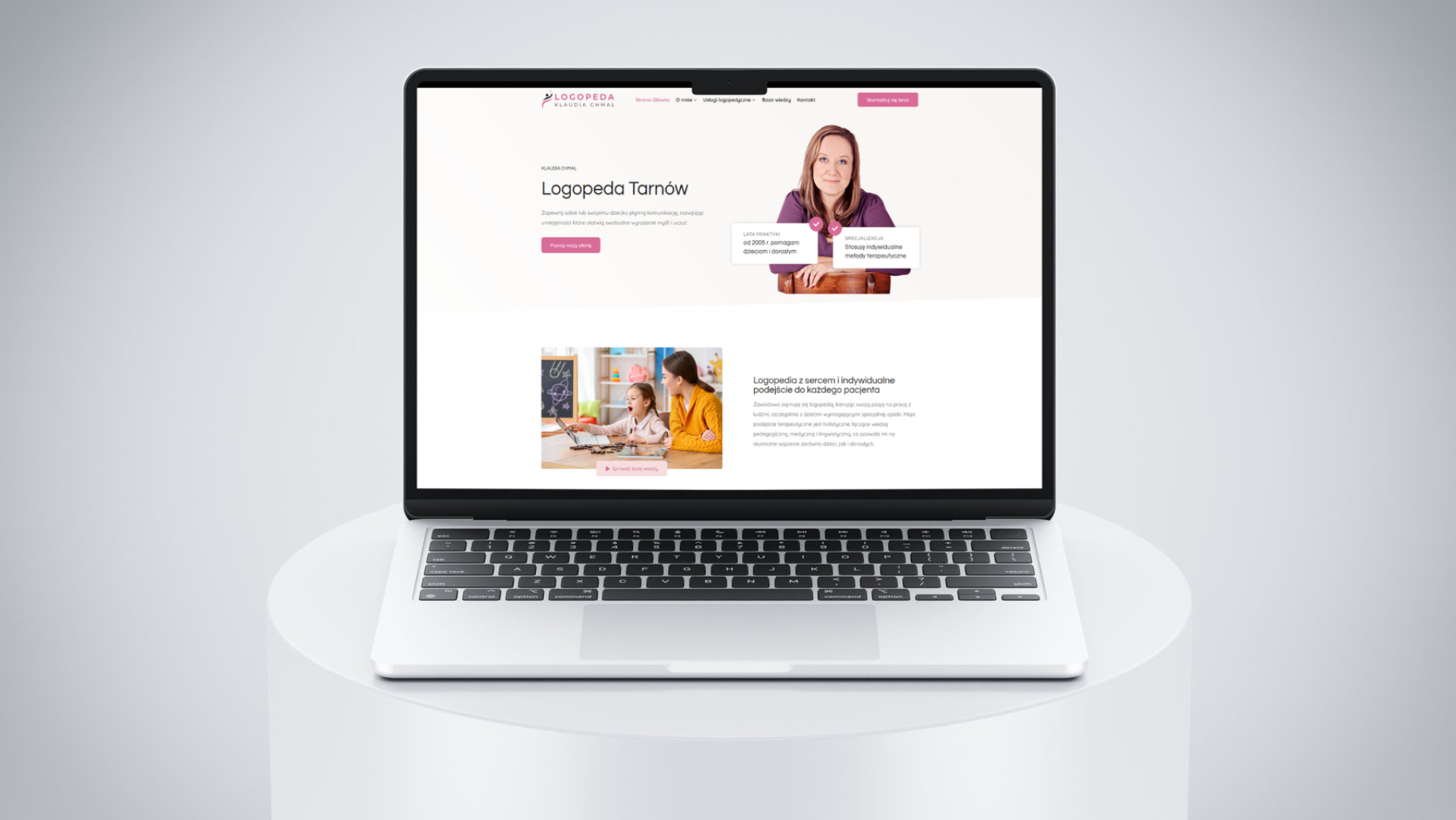 Laptop wyświetlający stronę internetową logopedy z Tarnowa, prezentującą zdjęcia logopedy i dziecka podczas zajęć, na białym tle.