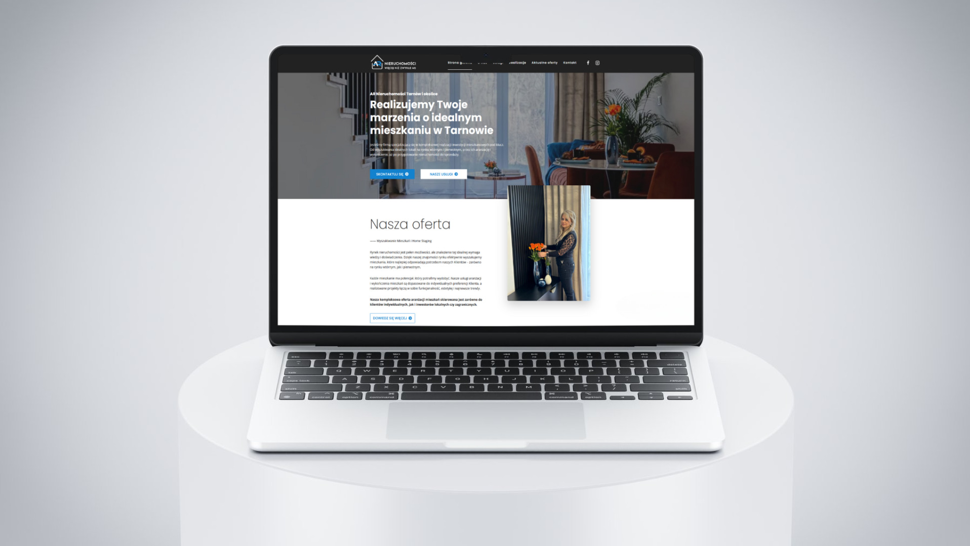 Laptop wyświetla stronę internetową firmy nieruchomościowej z Tarnowa, prezentującą ofertę aranżacji mieszkań i home stagingu. Na ekranie widoczne logo firmy, nagłówek z hasłem 'Realizujemy Twoje...