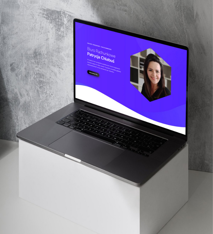 Laptop wyświetla stronę internetową biura rachunkowego z portretem kobiety w fioletowym heksagonie na tle półki z książkami.