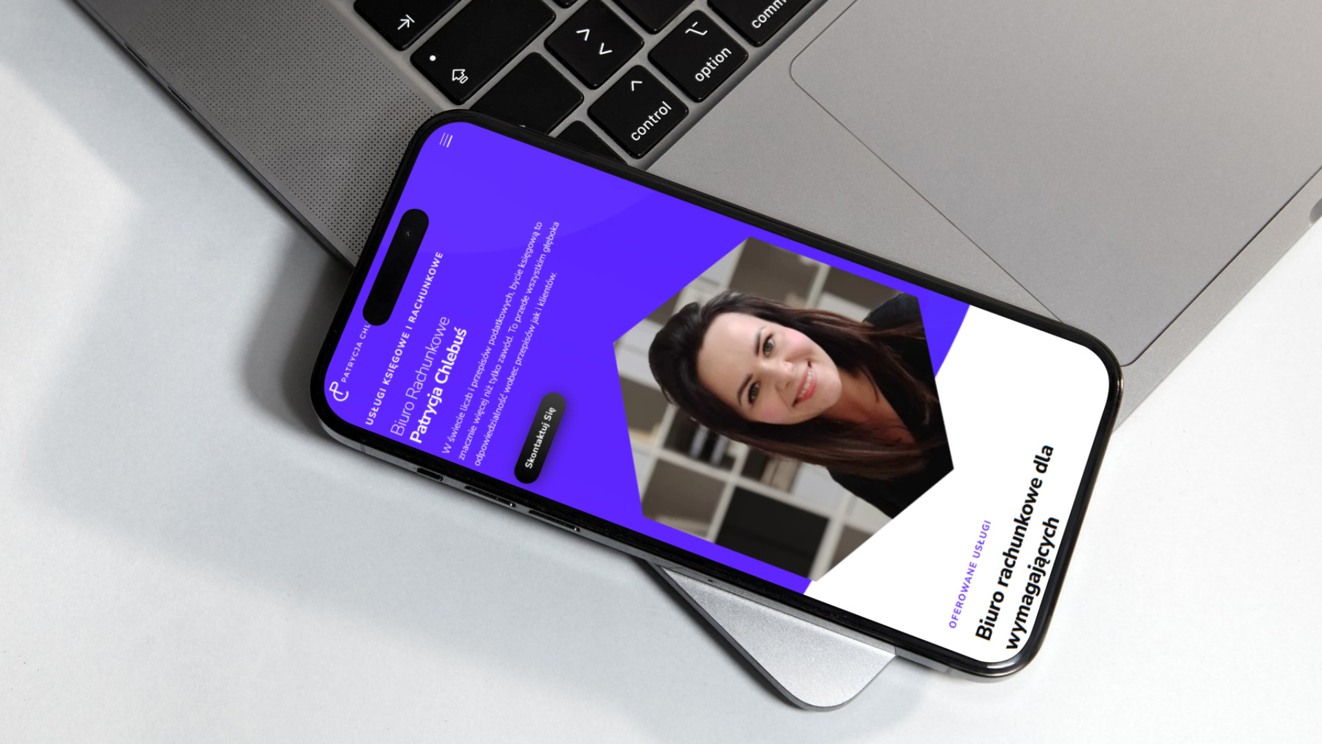 Ekran smartfona wyświetlający stronę internetową biura rachunkowego na tle laptopa. Widoczny portret uśmiechniętej kobiety i fragment tekstu o usługach księgowych.