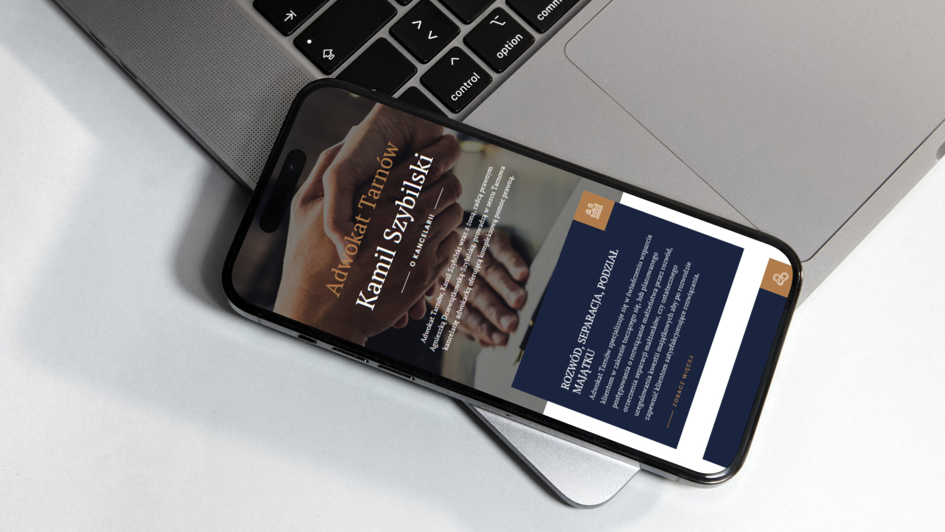 Smartfon wyświetlający stronę internetową kancelarii adwokackiej z Tarnowa, leżący na laptopie.