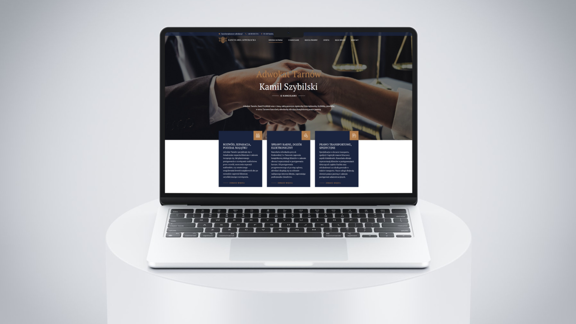 Laptop prezentuje stronę internetową kancelarii adwokackiej z Tarnowa, z nagłówkiem 'Adwokat Tarnów Kamil Szybilski' i zdjęciem uścisku dłoni na tle wag sprawiedliwości.