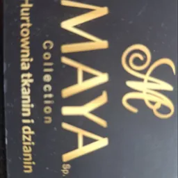 Wizytówka firmy z nazwą Maya Collection, specjalizującej się w tkaninach i dzianinach, złote napisy na ciemnym tle.
